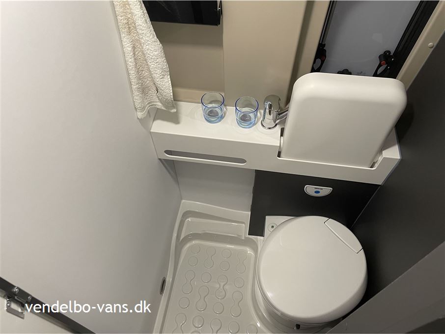 McLouis Menfys Van 1